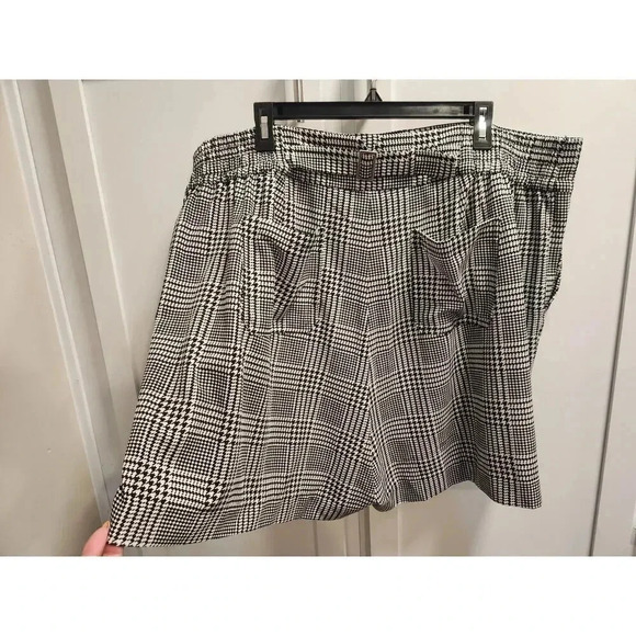 Torrid Wide Leg Studio Crepe Pleated Houndstooth Short - Picture 3 of 11